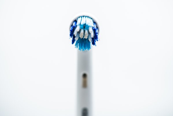 Close up on Oral B cleaning head